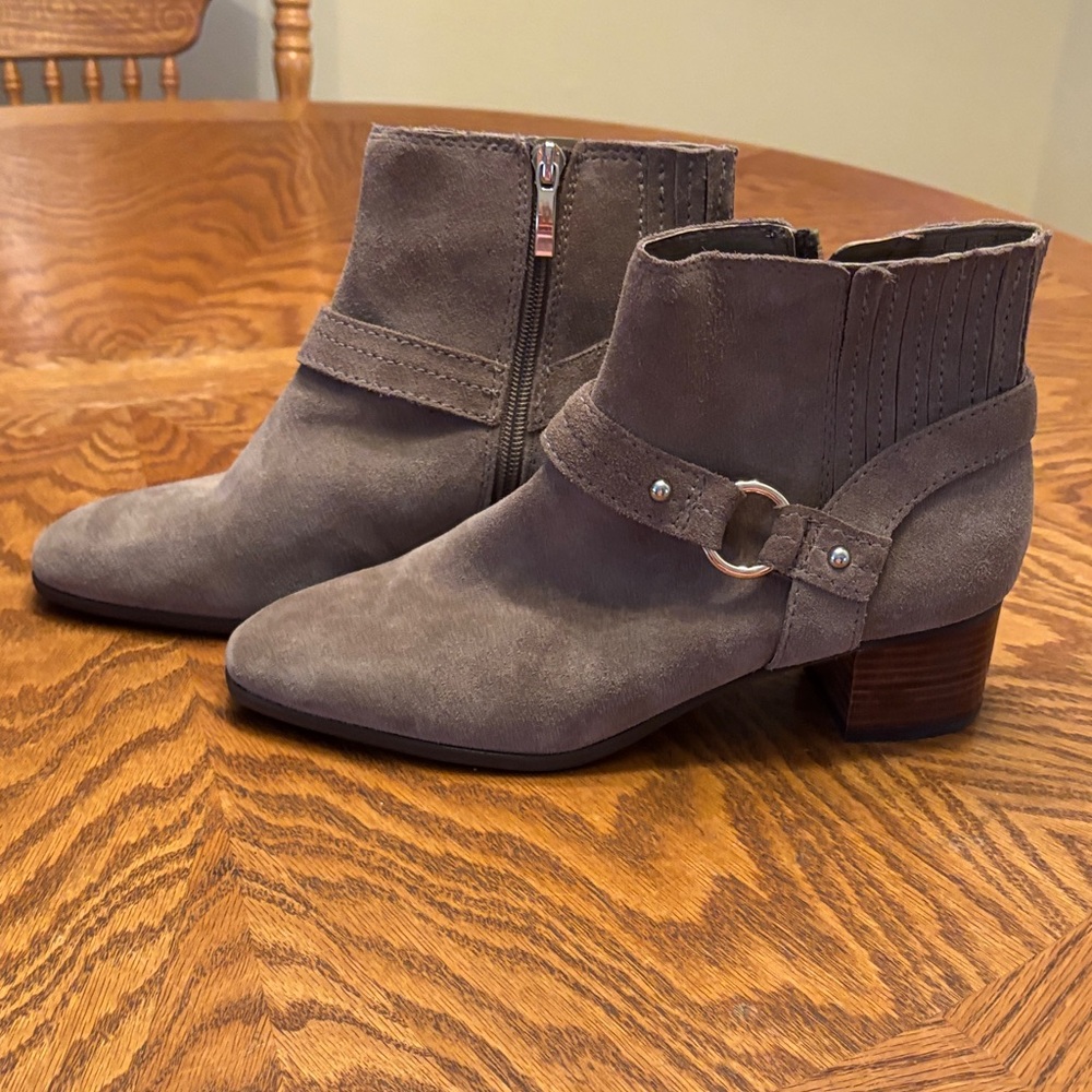 NWOT Essex Lane taupe booties size 7.5 suede